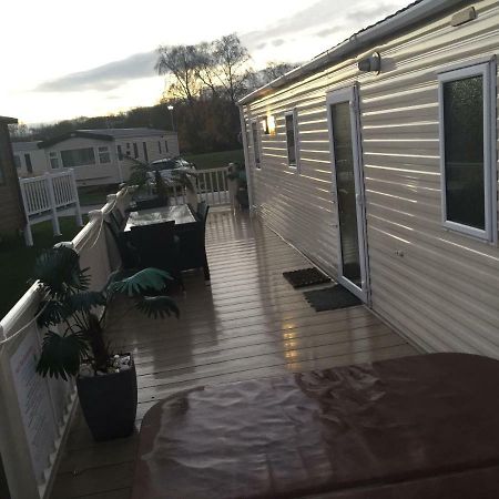 3 Bedroom 8 Berth Standard Basic Caravans With Hot Tub,Mountain Bikes แททเทอร์ชอล ภายนอก รูปภาพ