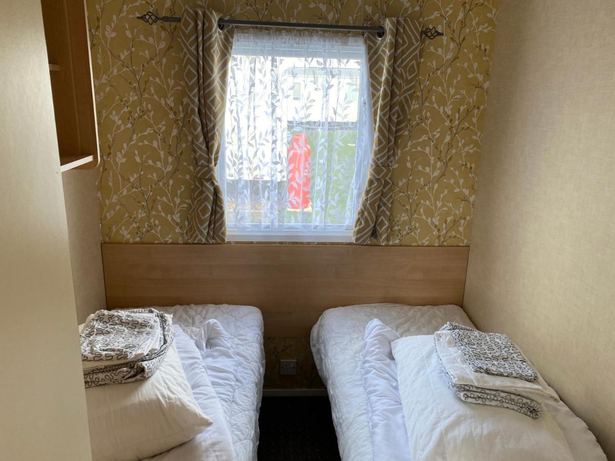 3 Bedroom 8 Berth Standard Basic Caravans With Hot Tub,Mountain Bikes แททเทอร์ชอล ภายนอก รูปภาพ