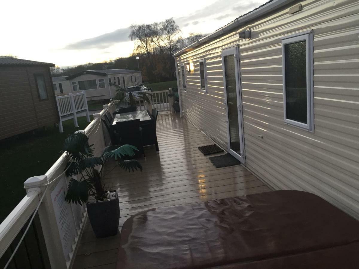 3 Bedroom 8 Berth Standard Basic Caravans With Hot Tub,Mountain Bikes แททเทอร์ชอล ภายนอก รูปภาพ